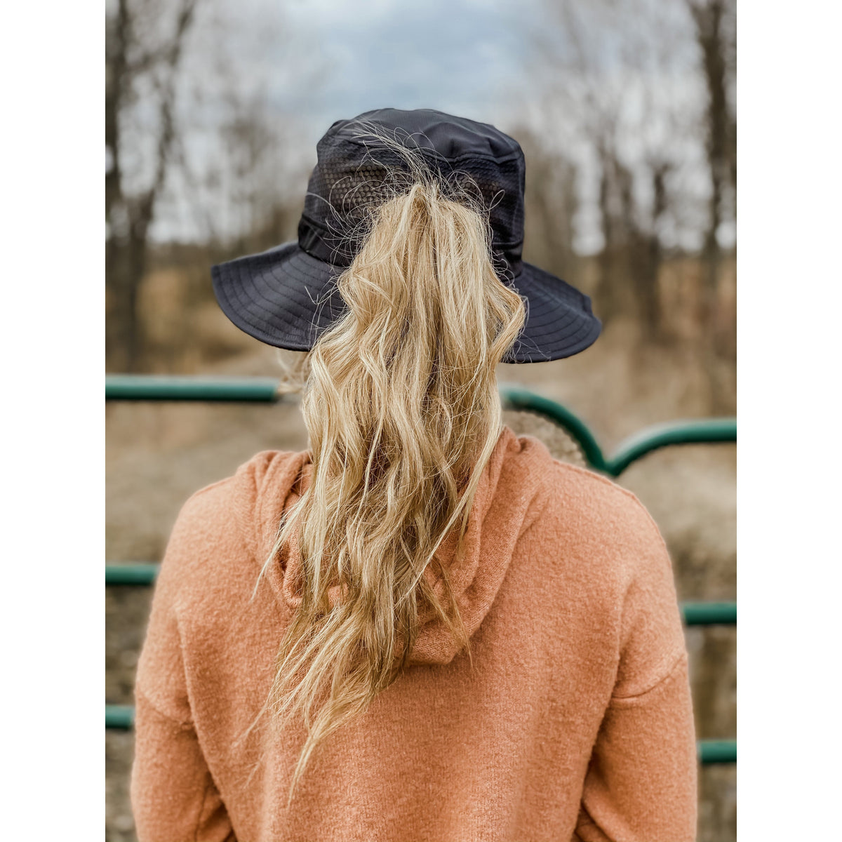 Mesh Bucket Hat with Pony Opening BK773